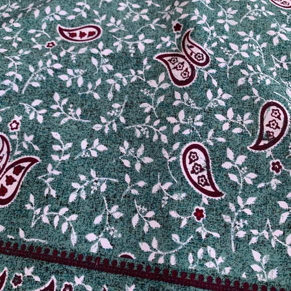 Strictly Scrubs Stretch NWOT Large Sage Green Paisley Scrub Top - Picture 2 of 2